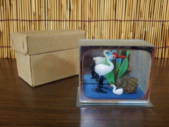 お土産 ガラスケース置物（ツル） - 「宝の森」昭和レトロ雑貨、フィギュア、玩具のリサイクル