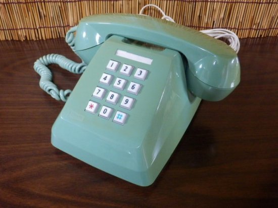 レトロ電話機 プッシュ式 ６０１－Ｐ（黄緑色） - 「宝の森」昭和