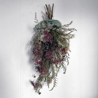 セルリアやローズヒップを秋色をシックに束ねた スワッグ ドライ