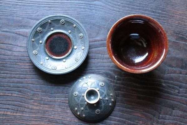 低価格の 金彩黒釉 蓋碗 心樹庵は、お茶好きが嵩じて誕生した、日本茶 - 工芸品