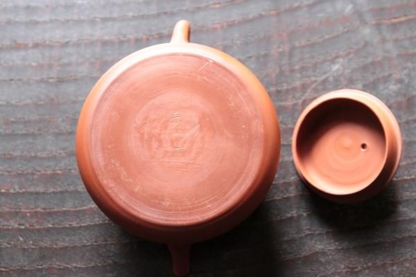 ＊中国古美術/朱泥桃花紋三足獣茶壺（底款：手井酲順圓製）【保存箱付】 中国古美術/朱泥桃花紋三足獣茶壺（底款：手井酲