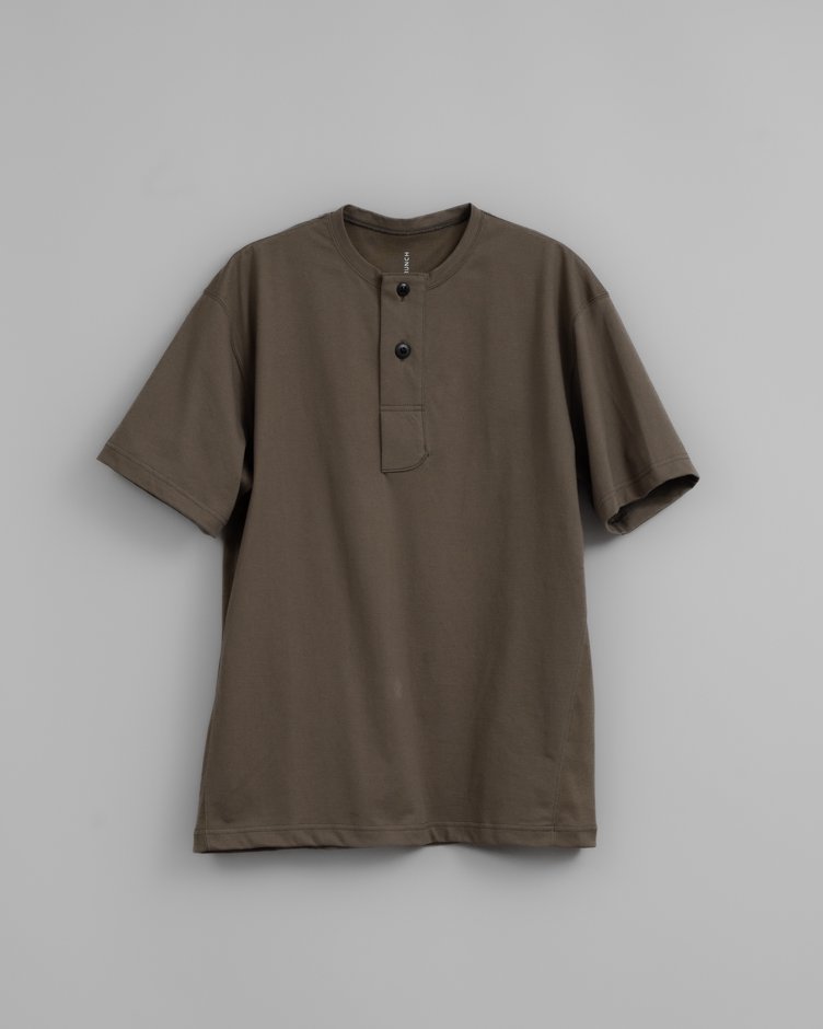 HOPPER'S BRUNCH / Henley Neck Tee / OLIVE