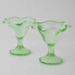 ビンテージ  グリーンサンデーディッシュ　2個セット<br> イタリア製緑のガラスデザートボウル<br> 1970年代