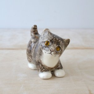 WINSTANLEY CAT (ウィンスタンレイキャット) ”スモーキー”　目が追いかける陶器の子猫