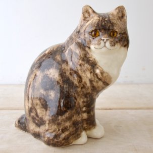 WINSTANLEY CAT (ウィンスタンレイキャット)<br>目が追いかける陶器の大きなキジトラ猫