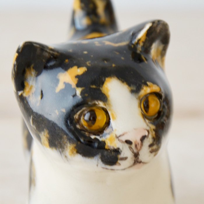 英国陶器 Winstanley Cat ウィンスタンレイキャット 目が追いかける陶器のサビ白子猫 - 輸入・アンティーク雑貨「ANTRO」