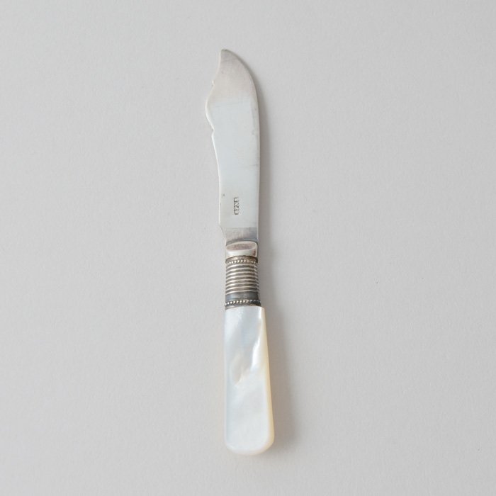ビンテージバターディッシュ＆バターナイフ　NEWPORT POTTERY 社製 ウイロー柄小皿＆真珠貝のBUTTER KNIFE　1920年代