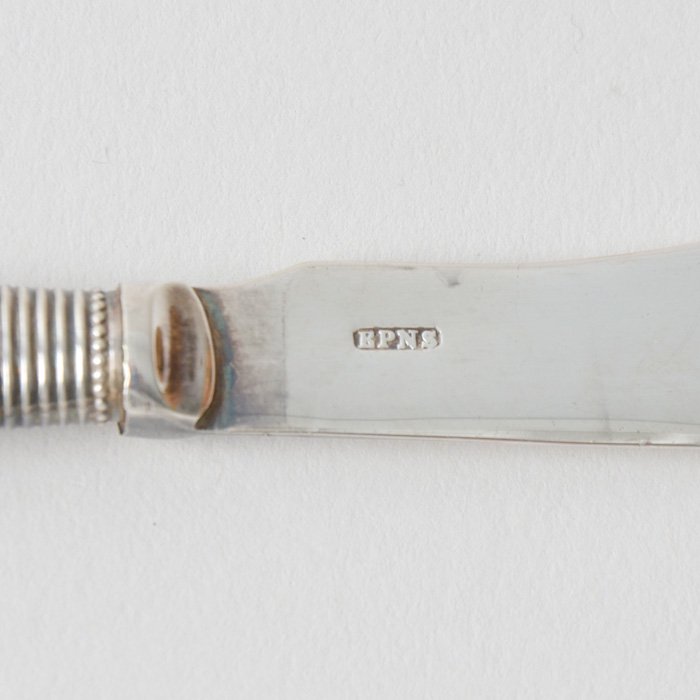 ビンテージバターディッシュ＆バターナイフ　NEWPORT POTTERY 社製 ウイロー柄小皿＆真珠貝のBUTTER KNIFE　1920年代