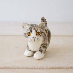 WINSTANLEY CAT (ウィンスタンレイキャット)　目が追いかける陶器のサバ白子猫
