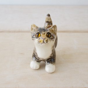 WINSTANLEY CAT (ウィンスタンレイキャット) 　目が追いかける陶器のサビ柄子猫