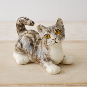 WINSTANLEY CAT (ウィンスタンレイキャット)　目が追いかける陶器のサバ白猫