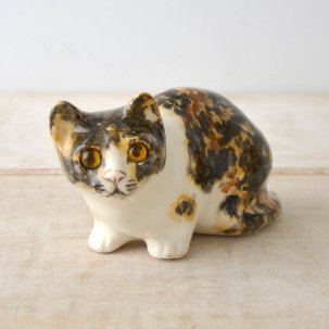 WINSTANLEY CAT (ウィンスタンレイキャット)　目が追いかける陶器のサビ白猫