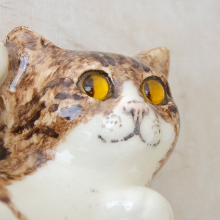 英国陶器 Winstanley Cat ウィンスタンレイキャット 目が追いかける陶器のキジトラ猫 - 輸入・アンティーク雑貨「ANTRO」