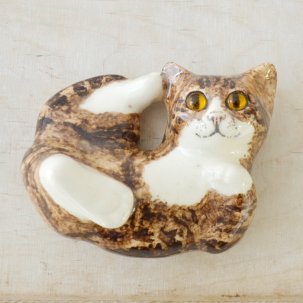 WINSTANLEY CAT (ウィンスタンレイキャット)　目が追いかける陶器のキジトラ猫