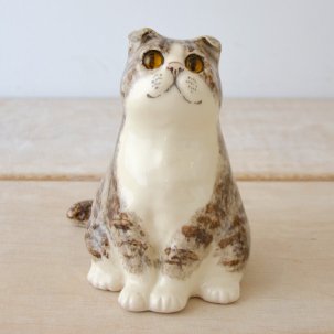 WINSTANLEY CAT（ウィンスタンレイキャット）目が追いかける陶器のサバ白猫