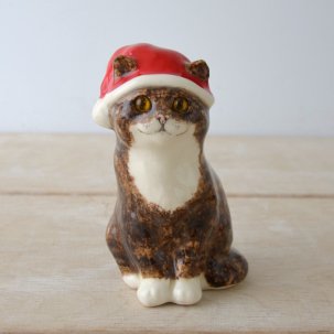 WINSTANLEY CAT ウィンスタンレイキャット “クリスマスキャット” 目が追いかけるキジトラのサンタ猫