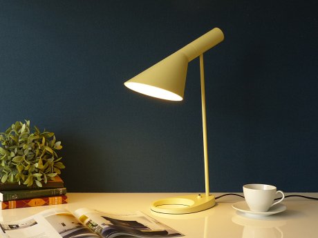 Arne Jacobsen (アルネ・ヤコブセン)　AJ テーブルライト / ベージュ＿北欧照明,デザイナーズ家具通販【R&Mインテリアストア】