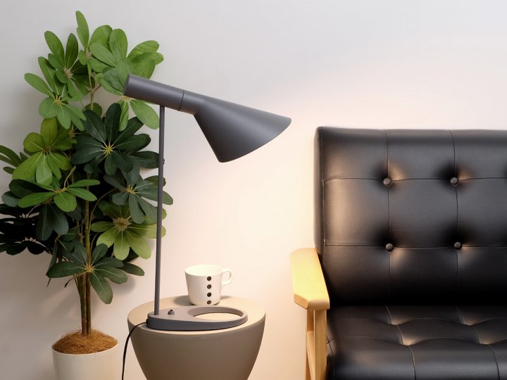 Arne Jacobsen (アルネ・ヤコブセン) AJ テーブルライト グレー リプロダクト品 東芝LED電球付き（電球色） - 10