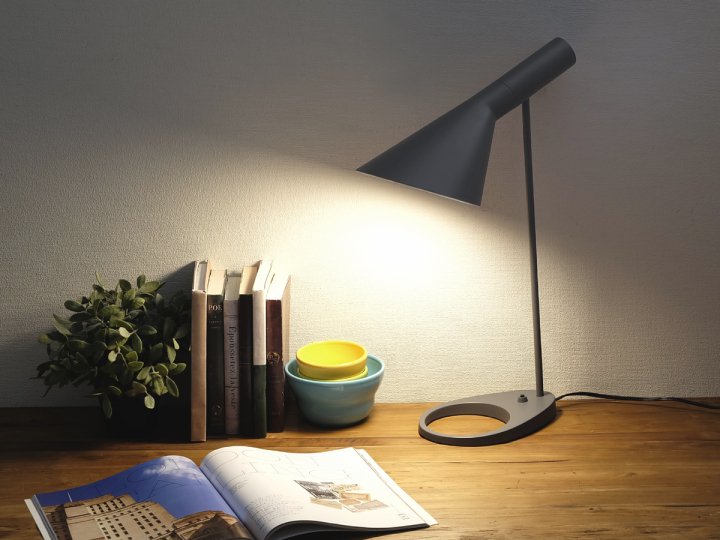 Arne Jacobsen (アルネ・ヤコブセン) AJ テーブルライト グレー リプロダクト品 東芝LED電球付き（電球色） - 4