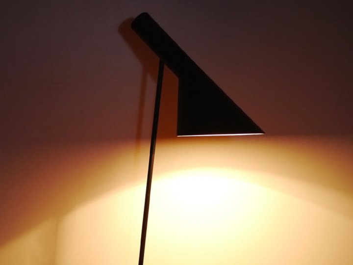 Arne Jacobsen (アルネ・ヤコブセン) AJ フロアライト ブラック リプロダクト品 東芝LED電球（電球色） - 4