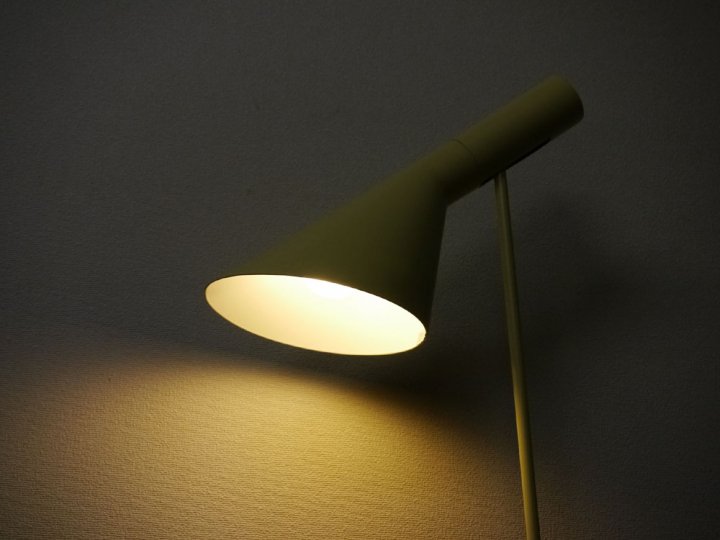 Arne Jacobsen (アルネ・ヤコブセン) AJ フロアライト/ベージュ＿北欧照明,デザイナーズ家具通販【RMインテリアストア】