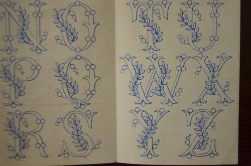 アンティーク フランス アルファベット＆フレーミング刺繍サンプラー