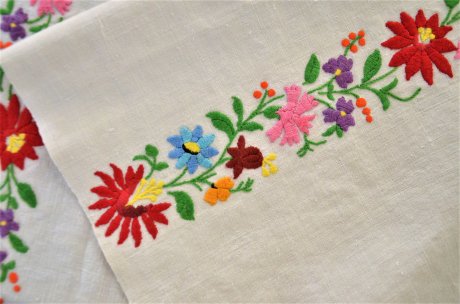ハンガリー製 カロチャ刺繍の手織りリネンクロス - アンティーク 