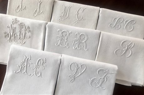 フランス製 イニシャル刺繍入りリネンナプキン 8枚セット - アンティーク生地の専門店 ティセ アンティークリネンズ TISSER