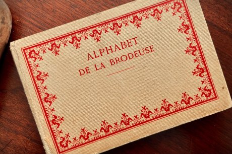 フランス製 DMC アルファベット刺繍図案集 1900 - アンティークファブリック専門店 ティセアンティークリネンズ