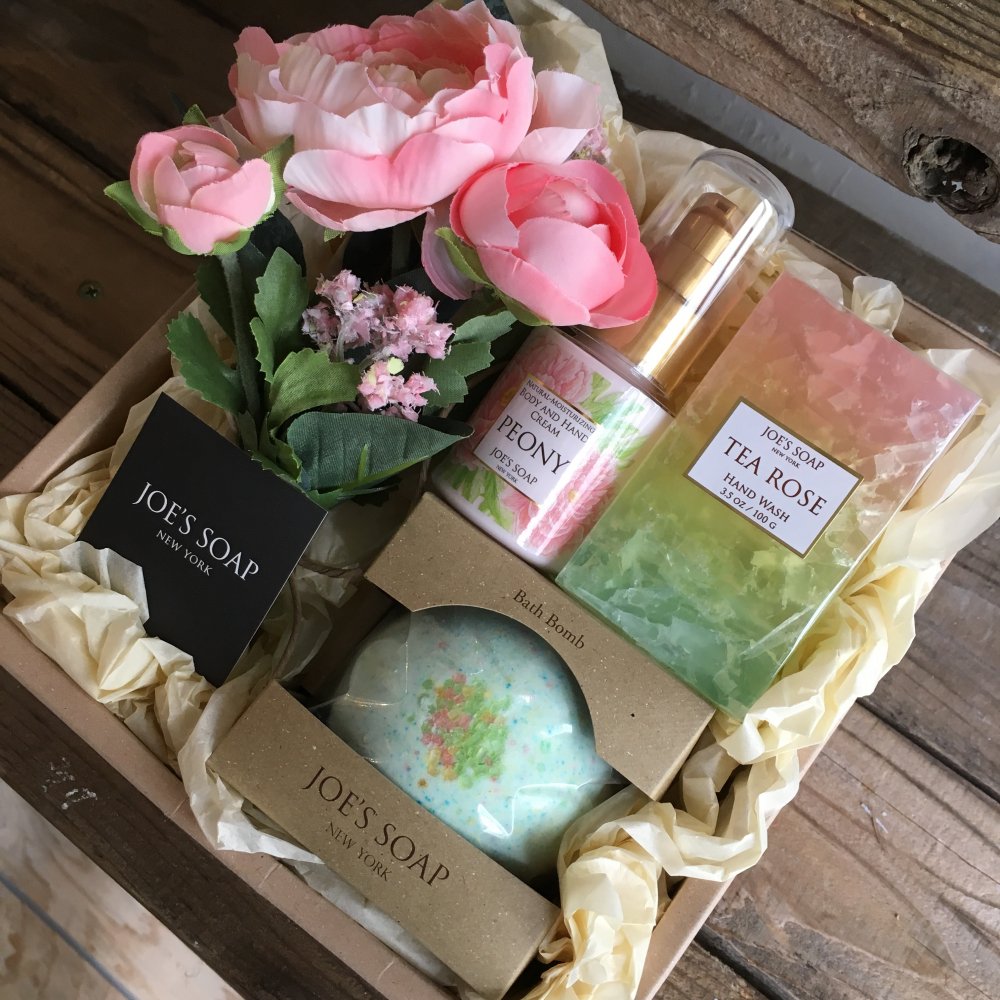 Plumeia香り付きブーケ&Peonyクリーム＆Tea Roseソープ&バスボムのセット - 【公式】JOE'S SOAP  ONLINE｜石けん・バスボム・ハンドクリーム・シュガースクラブ・引き出物・ギフト・贈り物はジョーズソープ