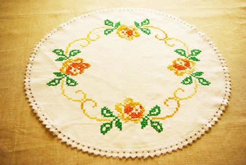 スウェーデンのクロス  オレンジの花 刺繍