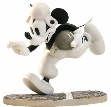 【廃盤】 ディズニー WDCC ラグビー ミッキーマウス 'Rah, Rah, Mickey' - Mickey Mouse figurine  Touchdown Mickey - ディズニーフィギュア専門店　マジックキャッスル
