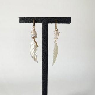 <img class='new_mark_img1' src='https://img.shop-pro.jp/img/new/icons20.gif' style='border:none;display:inline;margin:0px;padding:0px;width:auto;' />feather shell earrings