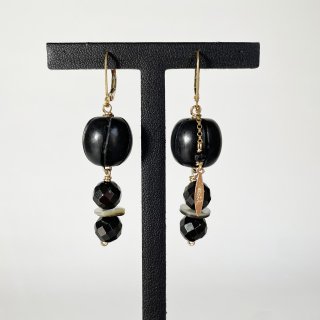 <img class='new_mark_img1' src='https://img.shop-pro.jp/img/new/icons20.gif' style='border:none;display:inline;margin:0px;padding:0px;width:auto;' />Black beads earrings