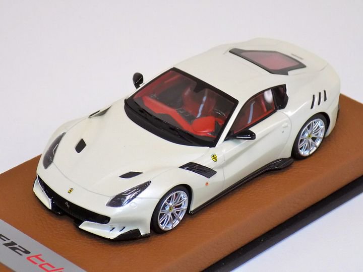 1/43 Looksmart Ferrari F12 TDF in in a Fuji White on Tan Leader Base - 【MR  BBR MakeUp LOOKSMART D&Gなどのミニカー専門店】 ヴェルデ