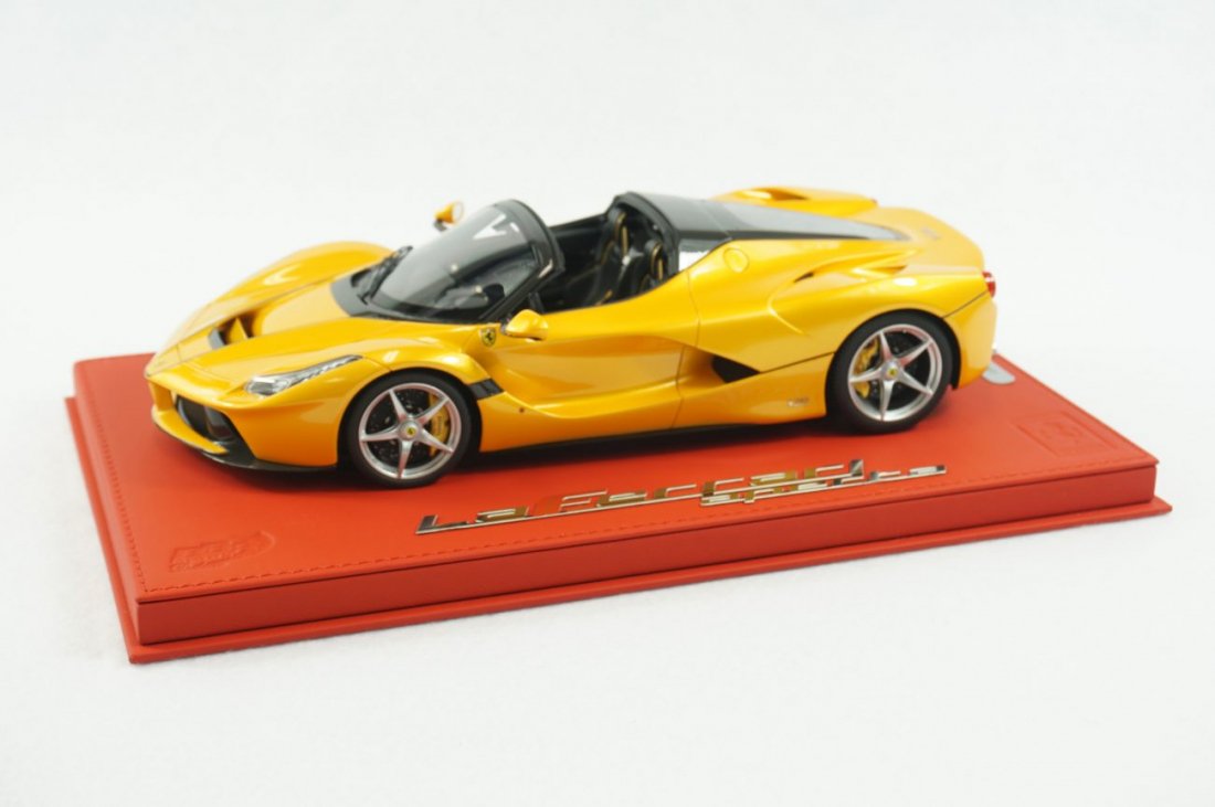 1/18 BBR Ferrari Laferrari Aperta giallo tristato yellow set on red deluxe  leather base - 【MR BBR MakeUp LOOKSMART D&Gなどのミニカー専門店】 ヴェルデ