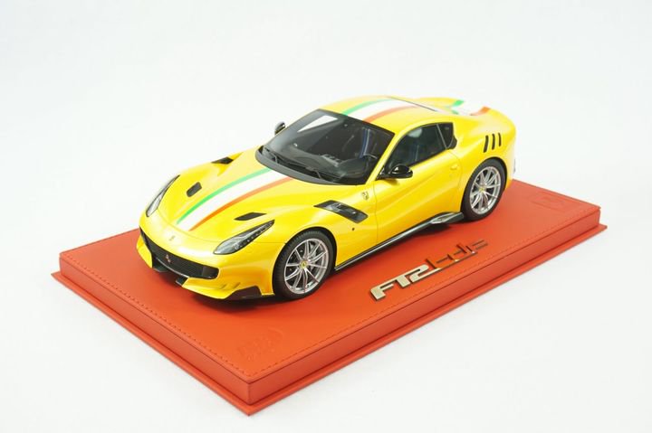 1/18 BBR Ferrari F12 TDF giallo tristato with italian flag stripe set on  red deluxe leather base - 【MR BBR MakeUp LOOKSMART D&Gなどのミニカー専門店】 ヴェルデ