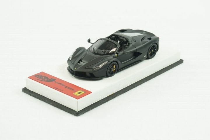 1/43 BBR Ferrari Laferrari Aperta matt black set on white leather base base  - 【MR BBR MakeUp LOOKSMART D&Gなどのミニカー専門店】 ヴェルデ