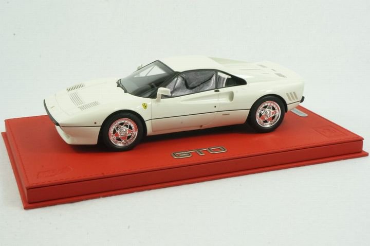 1/18 BBR Ferrari 288 GTO avus white set on red deluxe leather base - 【MR  BBR MakeUp LOOKSMART D&Gなどのミニカー専門店】 ヴェルデ