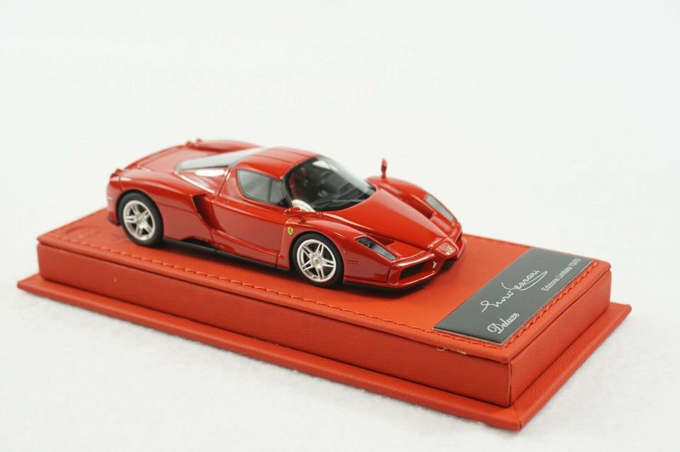1/43 BBR Ferrari Enzo rosso corsa red set on red deluxe leather base - 【MR  BBR MakeUp LOOKSMART D&Gなどのミニカー専門店】 ヴェルデ