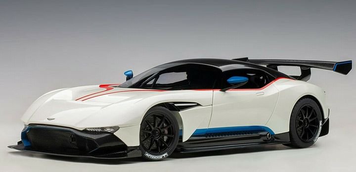 1/18 AUTOart Aston Martin Vulcan Metallic White/Blue & Red Stripe