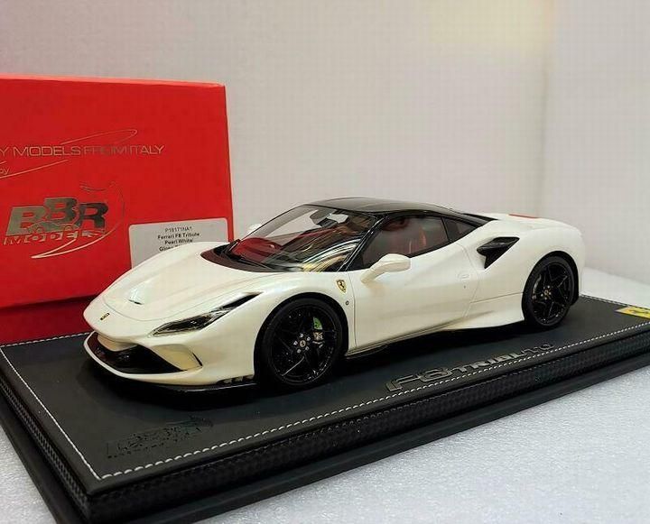 ミニカー Ferrari F8Tribute Ferrari F8 Tributo モデルカー 1:8スケール、イエローの | Ferrari®