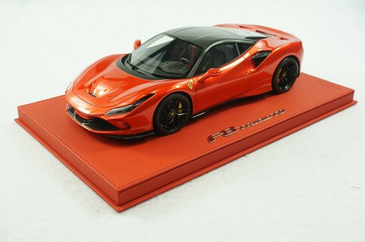 1/18 BBR FERRARI F8 TRIBUTO F1 RED METALLIC/CARBON DELUXE RED LEATHER BASE  - 【MR BBR MakeUp LOOKSMART D&Gなどのミニカー専門店】 ヴェルデ