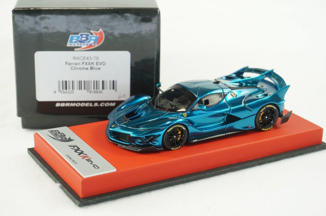 1/43 BBR Ferrari FXXK Evo Chrome blue set on red leather base - 【MR BBR  MakeUp LOOKSMART D&Gなどのミニカー専門店】 ヴェルデ