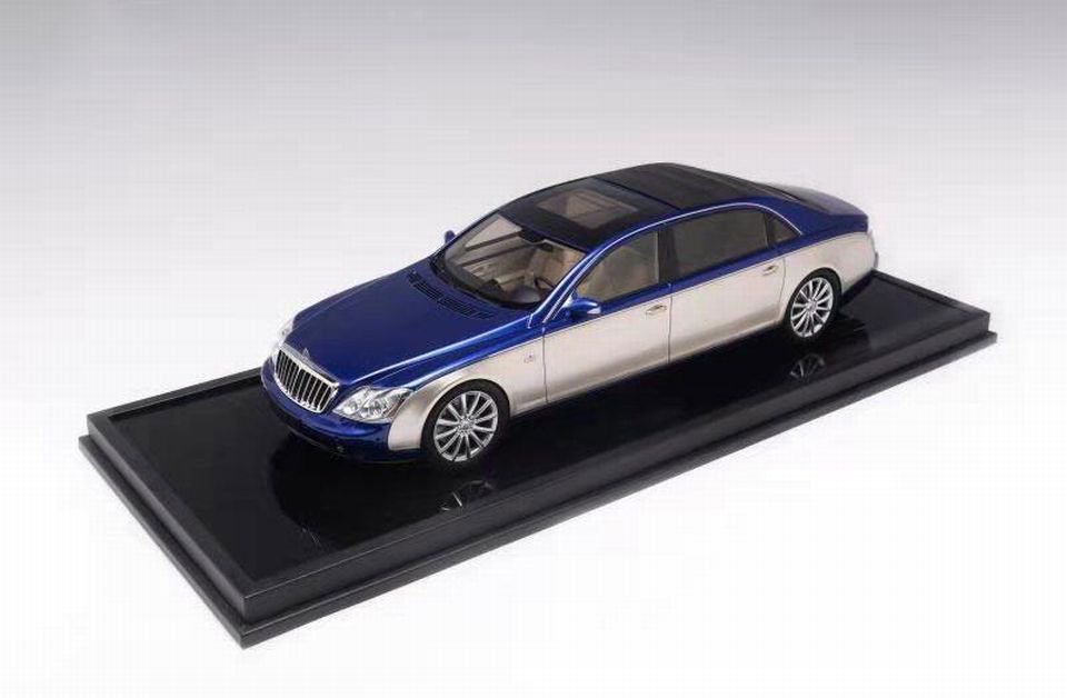 1/18 Motorhelix Mercedes Maybach 62S Landaulet Blue/Silver