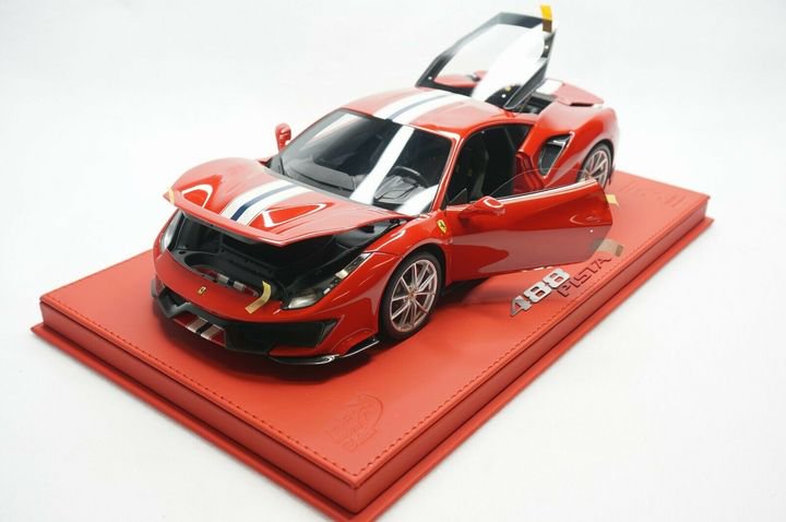 1/18 BBR Ferrari 488 Pista rosso corsa with stripes in open and close set  on red deluxe leather base - 【MR BBR MakeUp LOOKSMART Du0026Gなどのミニカー専門店】 ヴェルデ
