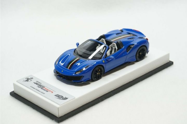 1/43 BBR Ferrari 488 pista spider azzurro dino blue with italian stripes  set on white leather base - 【MR BBR MakeUp LOOKSMART D&Gなどのミニカー専門店】 ヴェルデ