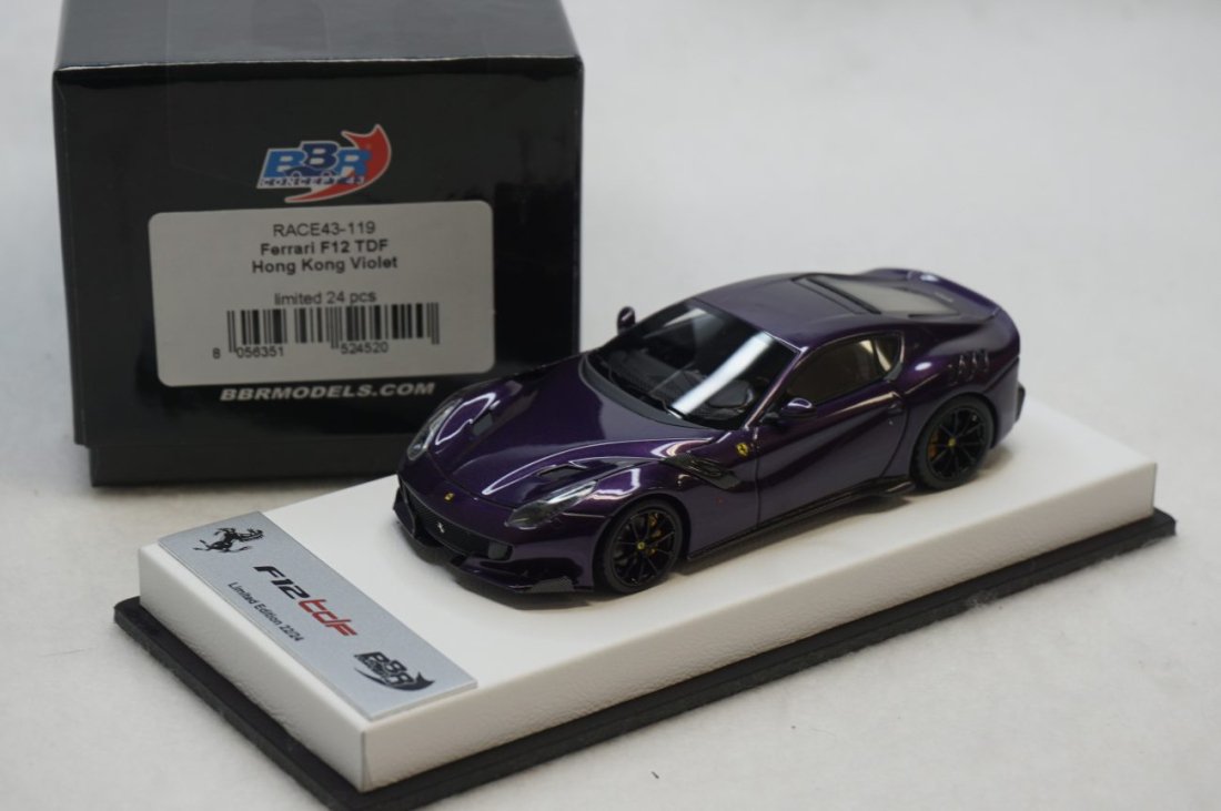 1/43 BBR Ferrari F12 TDF hong kong violet set on white leather base - 【MR  BBR MakeUp LOOKSMART D&Gなどのミニカー専門店】 ヴェルデ