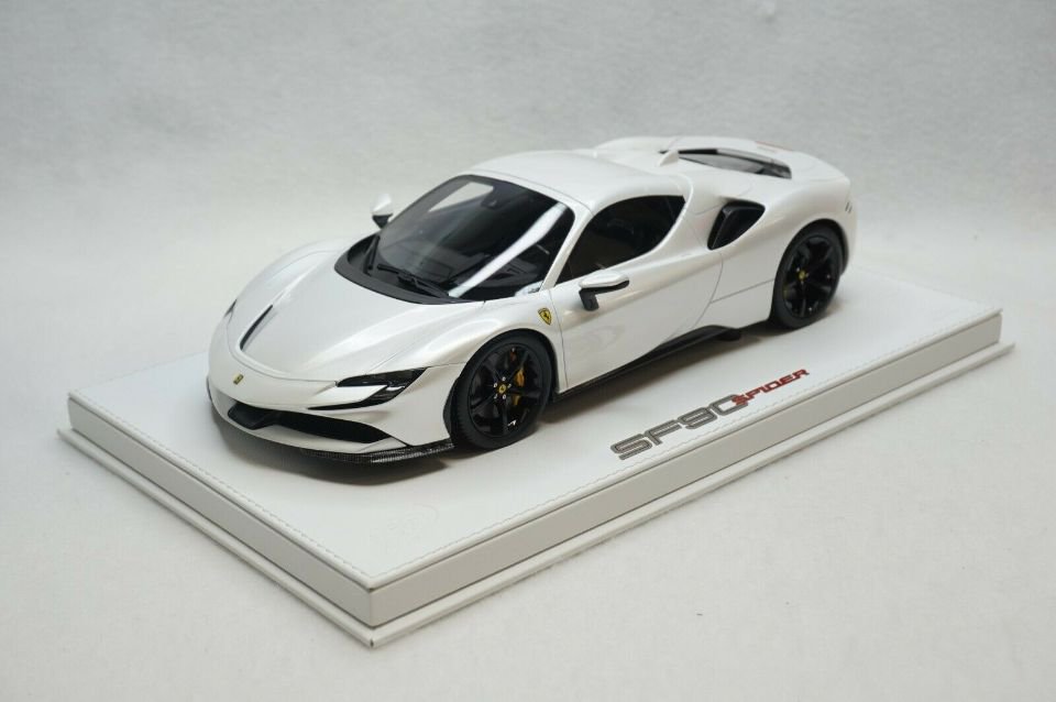 1/18 BBR Ferrari SF90 Spider with closed roof fuji white gloss set on white  delux leather base - 【MR BBR MakeUp LOOKSMART D&Gなどのミニカー専門店】 ヴェルデ