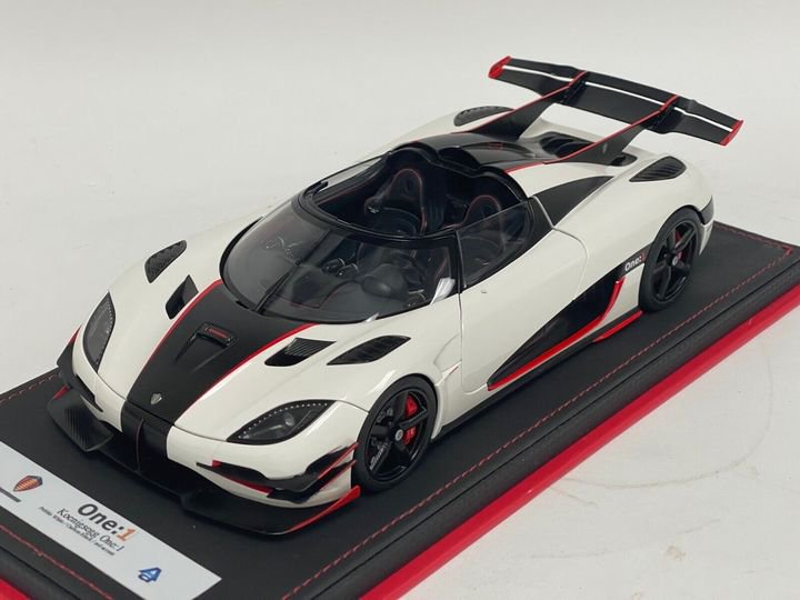 1/18 AutoArt Koenigsegg One:1 Pebble White / Carbon custom Leather Base -  【MR BBR MakeUp LOOKSMART D&Gなどのミニカー専門店】 ヴェルデ